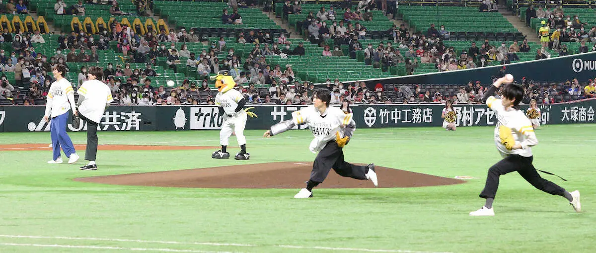 【画像・写真】舞台「キングダム」に出演する4人がセレモニアルピッチ　小関裕太は大谷動画でイメトレも苦笑い