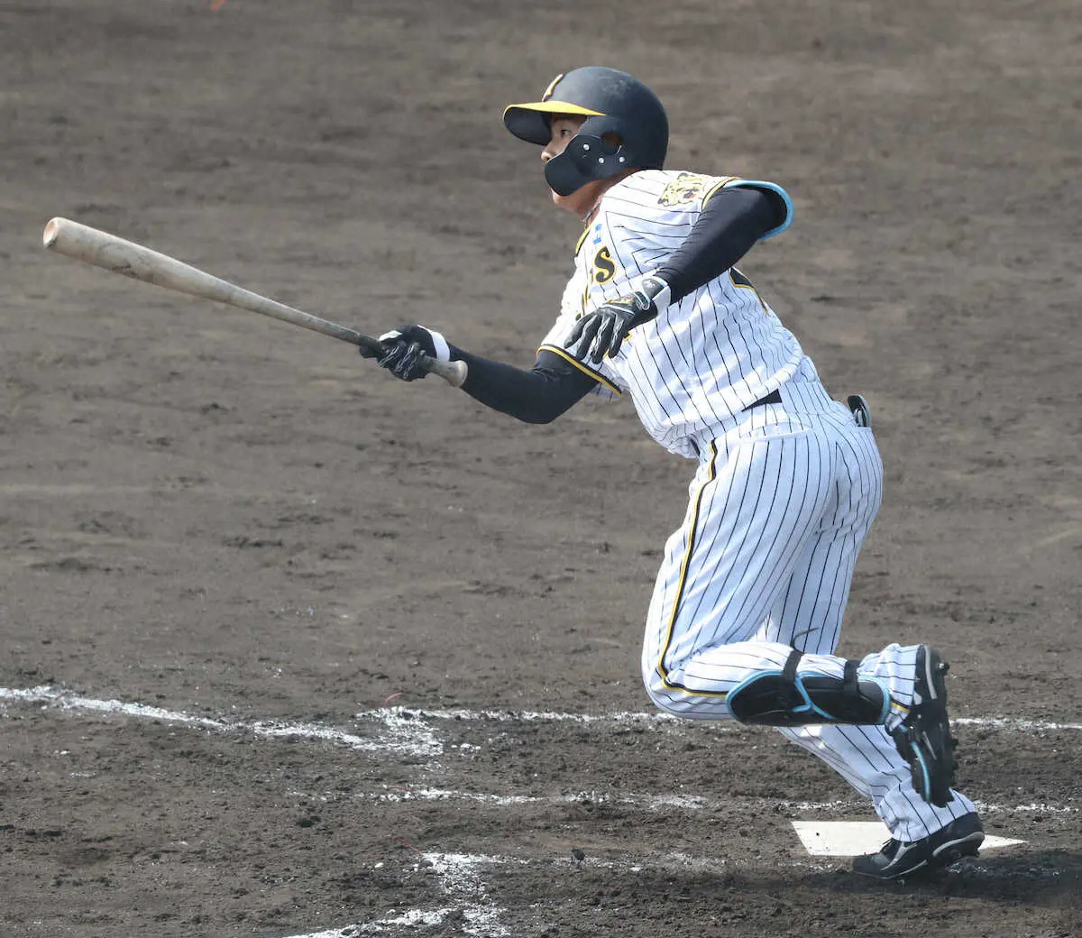 【画像・写真】＜神・立命大＞2回、戸井は適時二塁打を放つ（撮影・奥　調）
