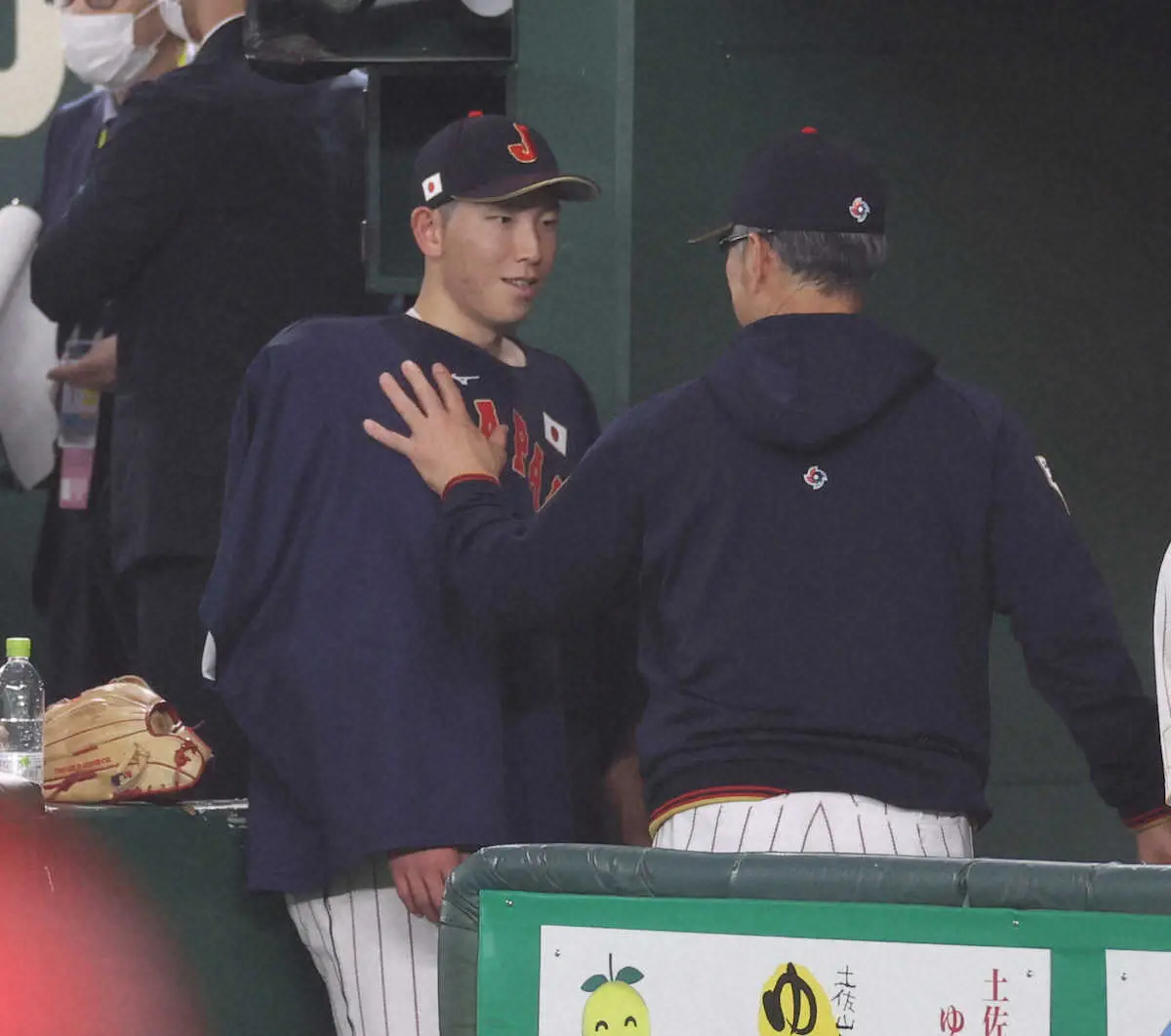 【画像・写真】WBC1次R＜日本・中国＞8回、戸郷（左）は吉井コーチからねぎらわれる　（撮影・西川祐介）