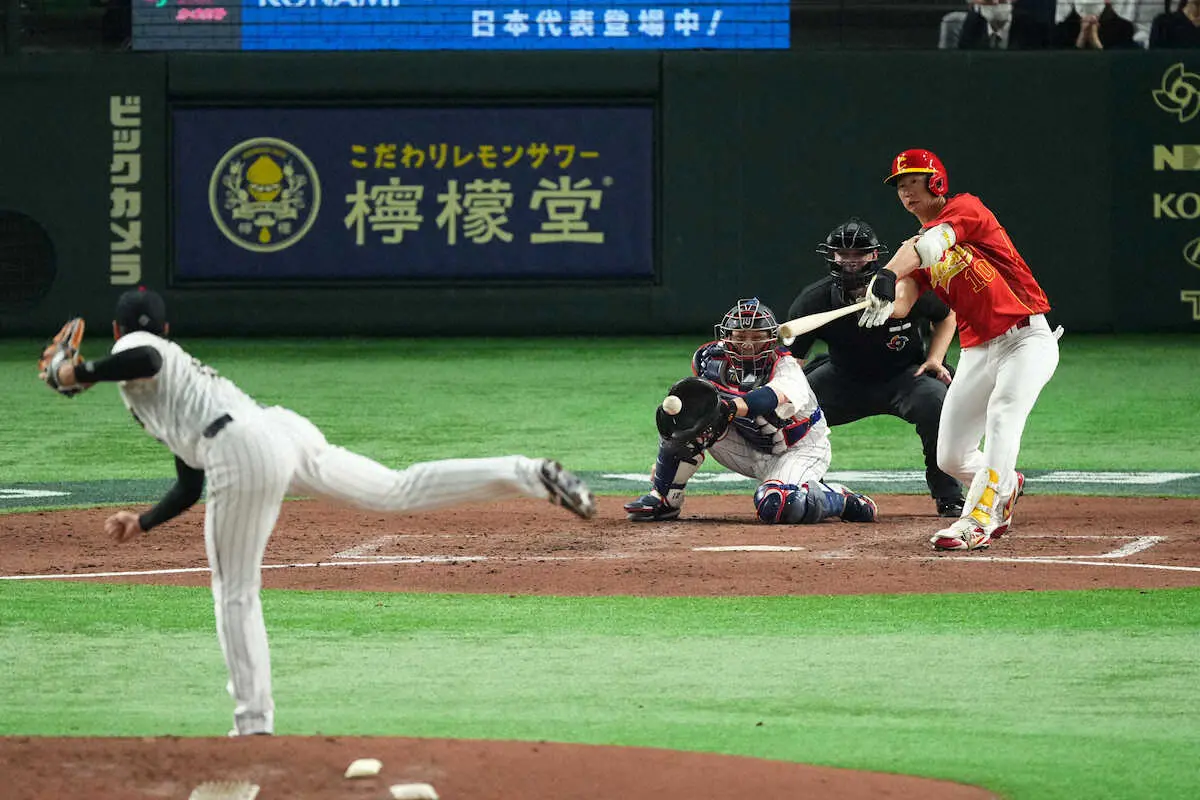 【画像・写真】中国の3番・真砂勇介が第3打席で左翼線二塁打　日本相手に大善戦