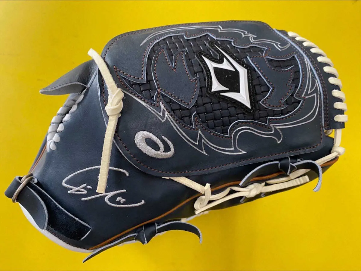 【画像・写真】侍・ダルビッシュ　10日の韓国戦に先発　「白鳥」「炎」のグラブ2種類用意