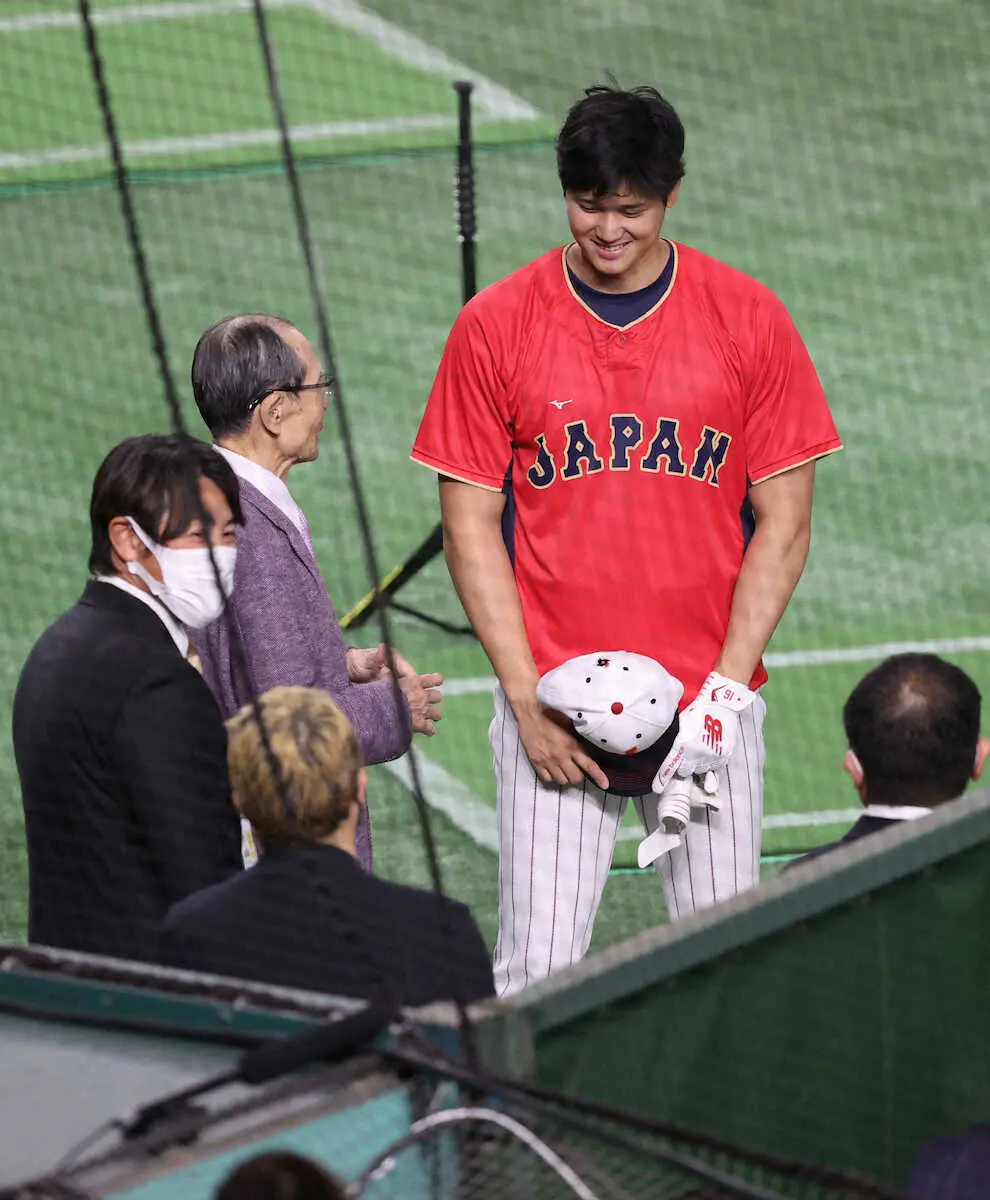 【画像・写真】大谷翔平　試合前に続々と握手　王貞治氏、稲葉篤紀氏、韓国代表エドマンとも…
