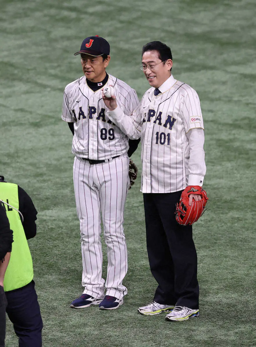 【画像・写真】岸田文雄首相　WBC韓国戦始球式ワンバン投球で“球場騒然”　栗山監督のサインボール手に笑顔