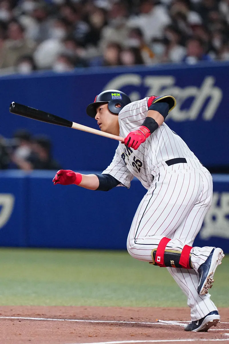 【画像・写真】井端弘和氏　日韓戦で先発出場している“あの”選手にグローブをあげていた？好プレーにニヤリ