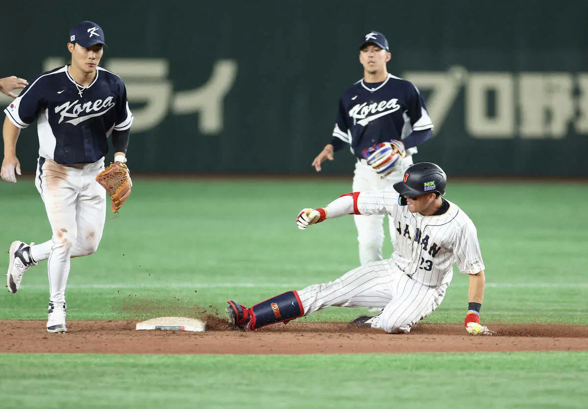 ＜日本・韓国＞7回、右前打のヌートバーは好走塁で二進する（撮影・白鳥　佳樹）