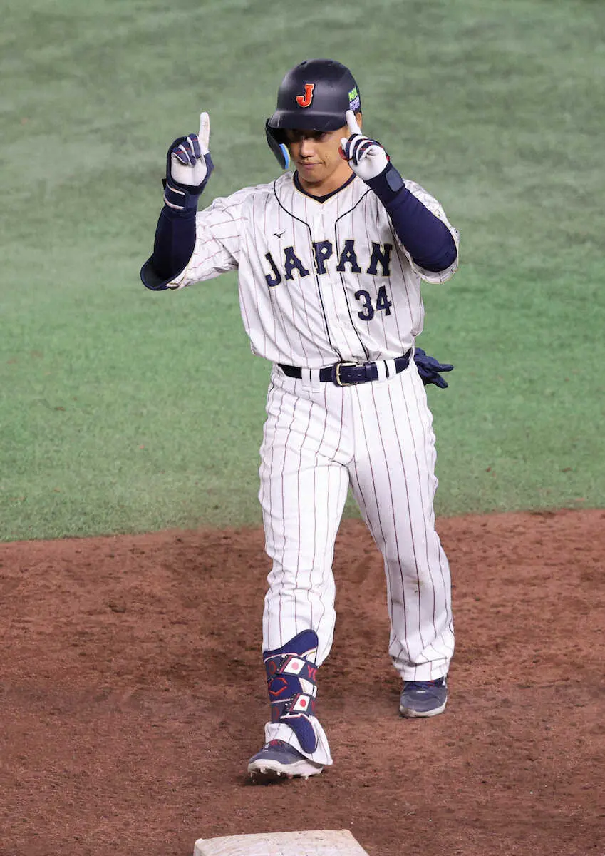 ＜日本・韓国＞6回、適時打を放った吉田は塁上でこのポーズ（撮影・篠原岳夫）