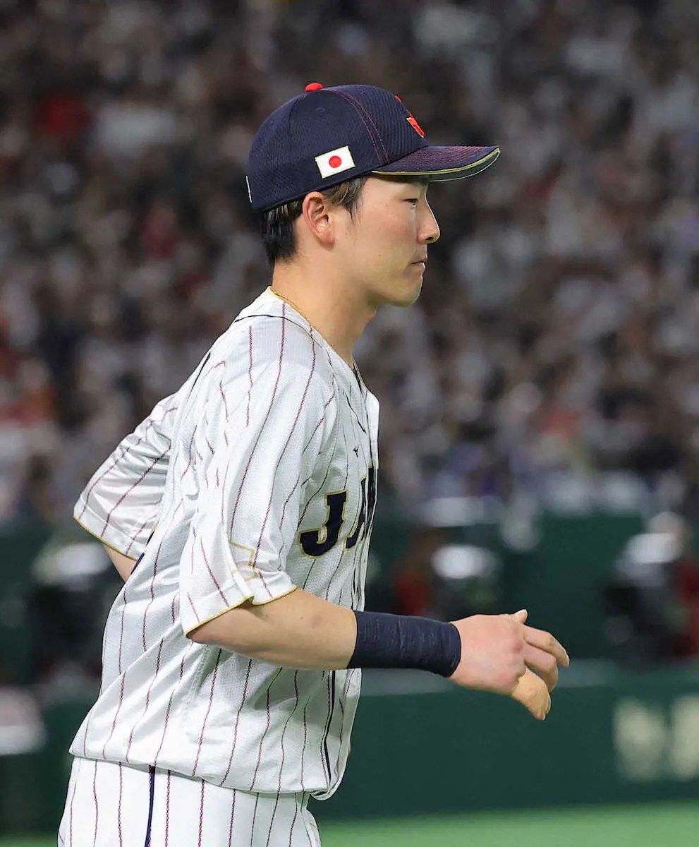 【画像・写真】侍・源田　前日負傷の右手、テーピングで固めて…入場グータッチは左手　栗山監督は容態言及せず