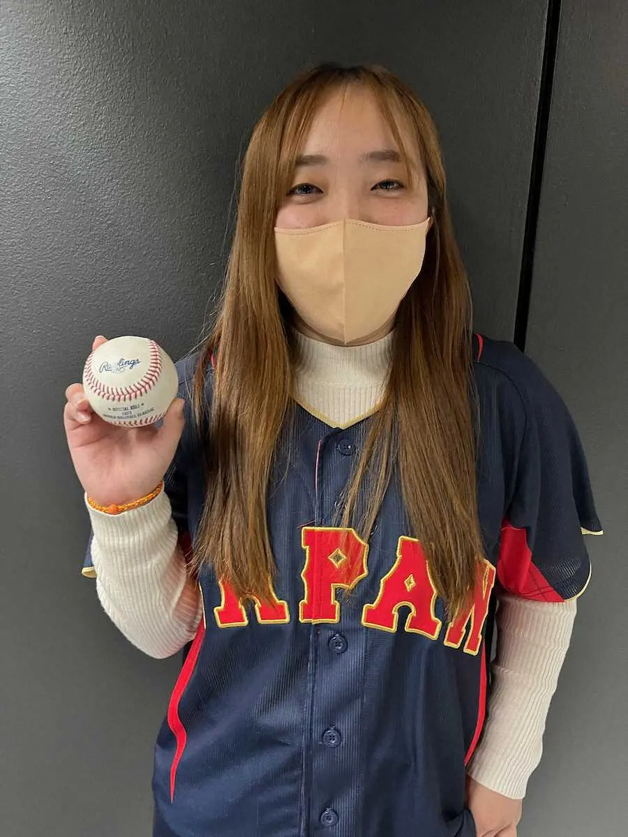 【画像・写真】大谷の本塁打球　スタンドでファンの間を“撮影会ツアー”し持ち主の手に　米記者も驚き「見たことがない」