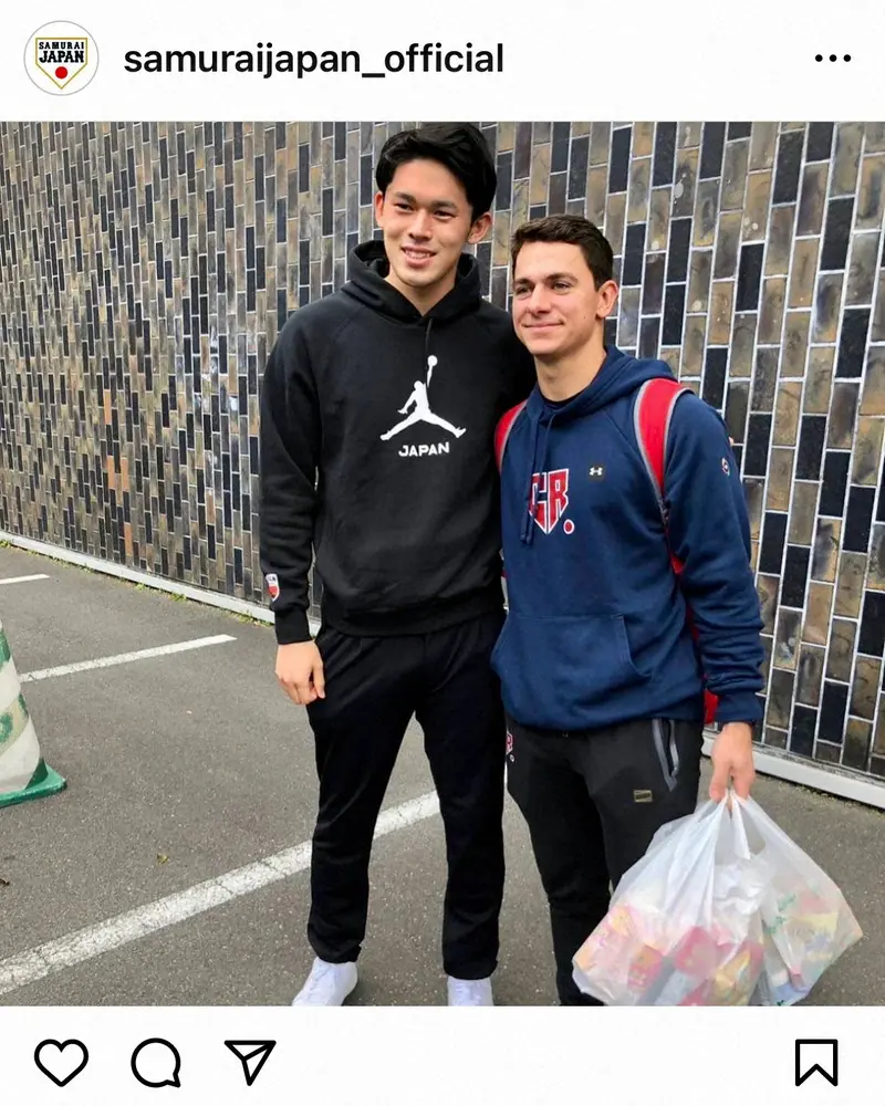 【画像・写真】優しい！侍ジャパン・佐々木朗が死球与えたチェコ選手にロッテのお菓子でお詫び「野球は世界を結ぶ」