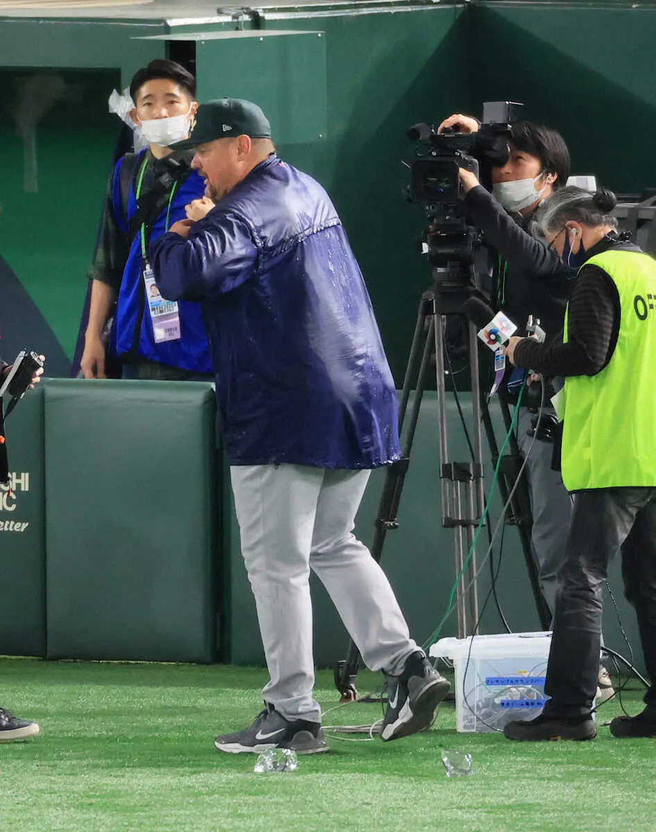 【画像・写真】【WBC】豪州が5度目出場で初の予選突破！　びしょ濡れニルソン監督「まずは勝利を分かち合う」