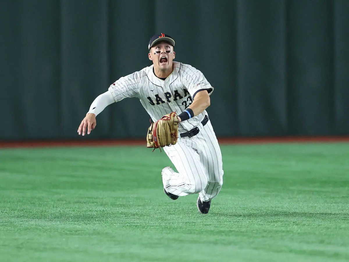 【画像・写真】韓国戦の5回、飛球を滑り込んで好捕するヌートバー