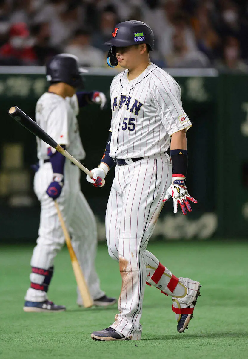 【画像・写真】チェコ戦の6回に三振に倒れ、バットを見つめる村上