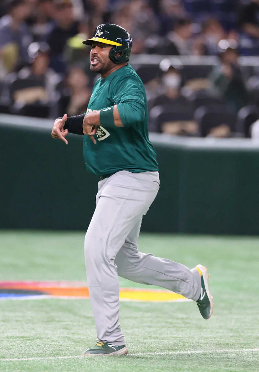 【画像・写真】【WBC】“レッツゴージョージ”が先制の起点となる二塁打　豪州が2回にキューバから先制奪う
