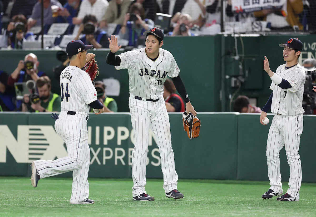【画像・写真】侍・吉田正尚　スーパーキャッチで大谷救った！フェンスに臆さず激突も…ボール離さずピンチ脱した