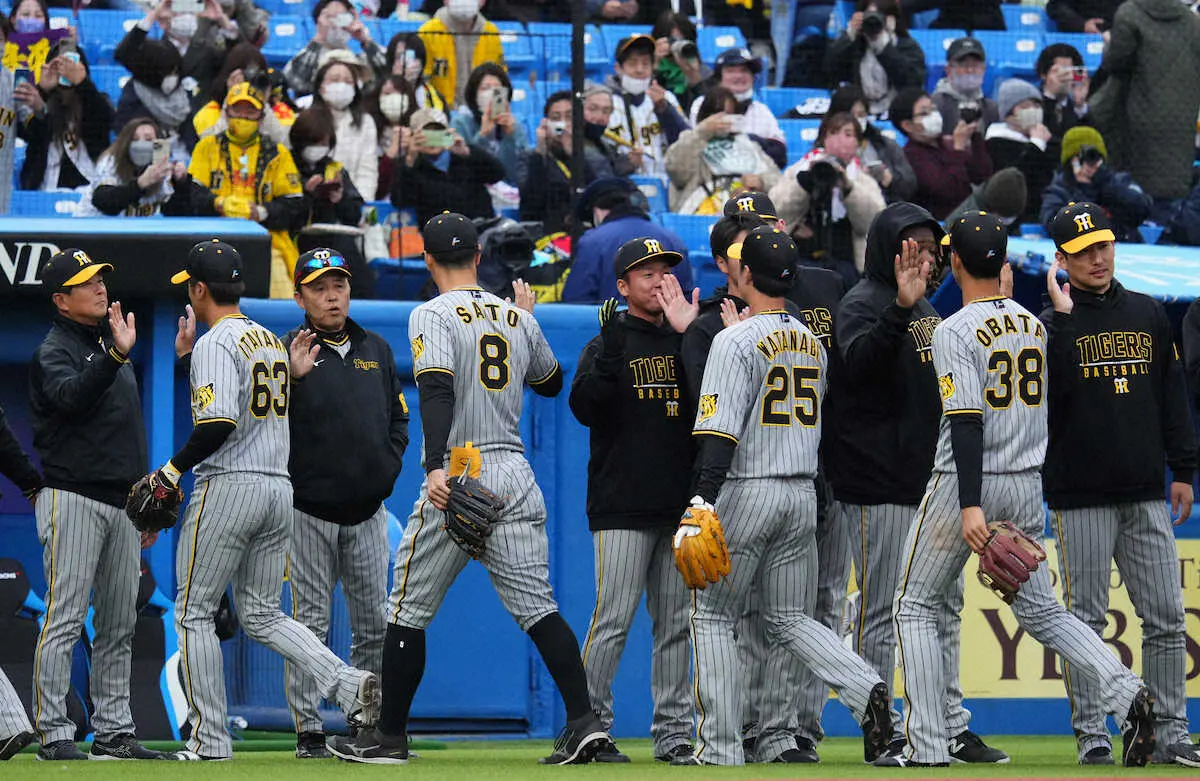 【画像・写真】阪神・岡田監督　4連勝にも「まだ開幕に向けてないで。まだ遊んでやってるやん。体もたんわ」