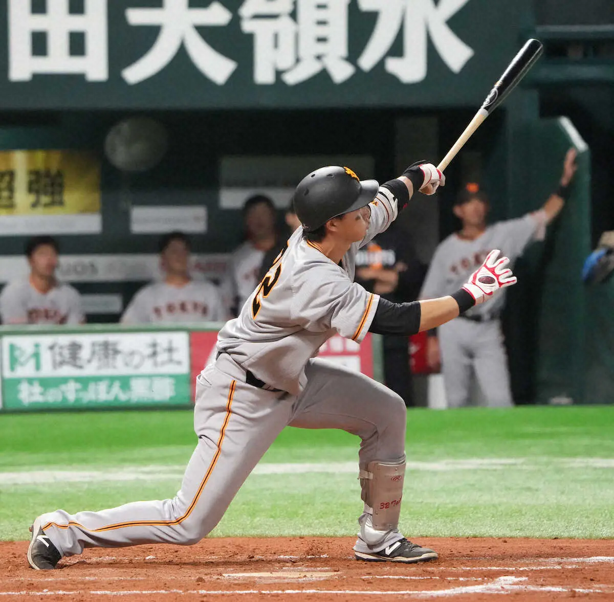 【画像・写真】巨人・広岡　侍・岡本和とシンクロ競弾　ソフトB有原から左手一本でソロ本塁打