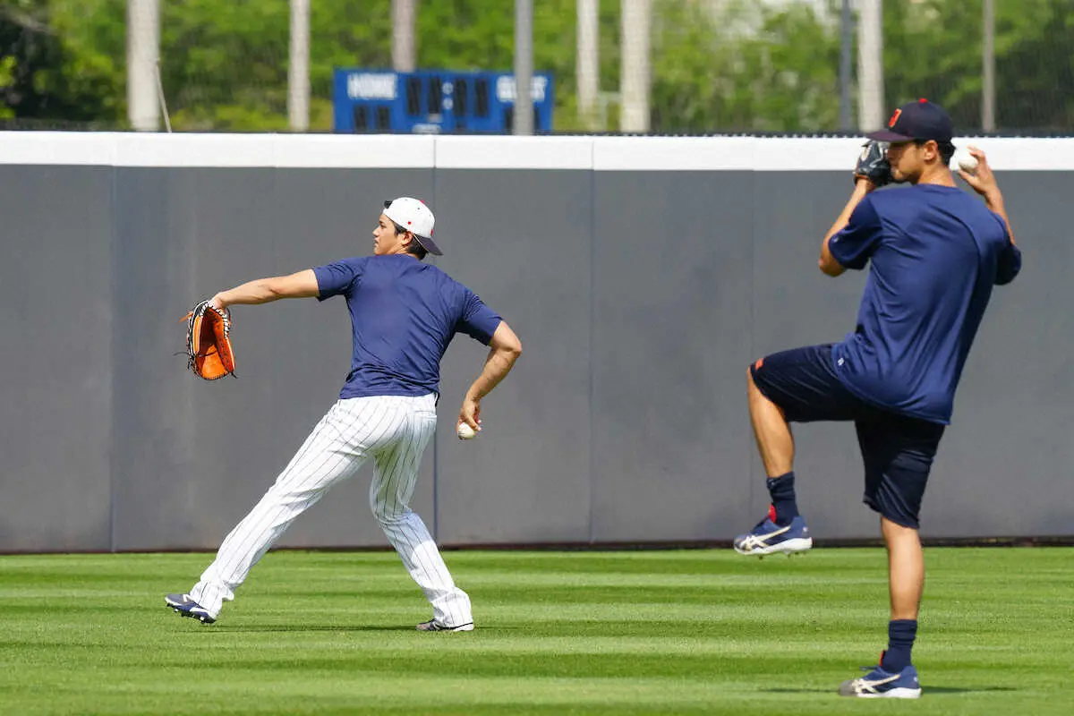 【画像・写真】カメラマン・大谷翔平？！　スタッフからカメラ拝借し、村上ら撮影　メキシコ戦へ全体練習