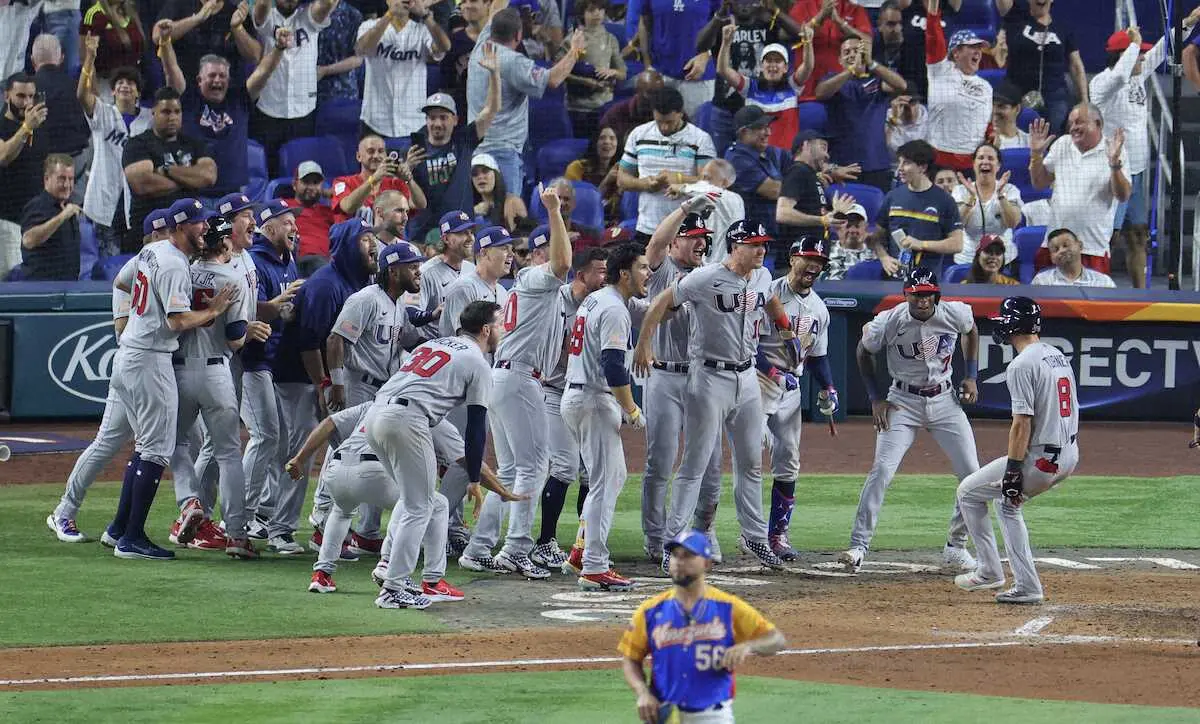 【画像・写真】米国　逆転満塁弾で4強！8回ターナーが起死回生の一発　デローサ監督「意識飛んだ」