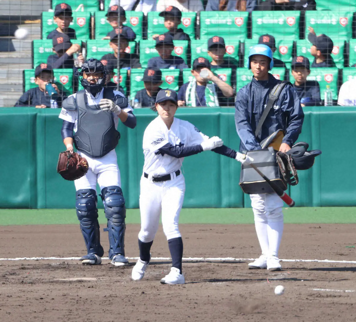 【画像・写真】【センバツ】城東の女子部員・永野悠菜マネジャーが試合前練習でノッカー務める　　