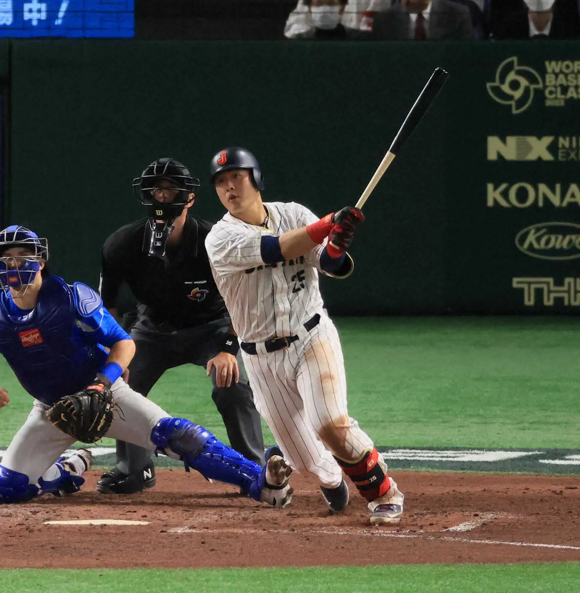 【画像・写真】侍・岡本和がWBC2号のソロ本塁打！　ベンチで同点弾の村上と熱い抱擁　点差を2点に広げた