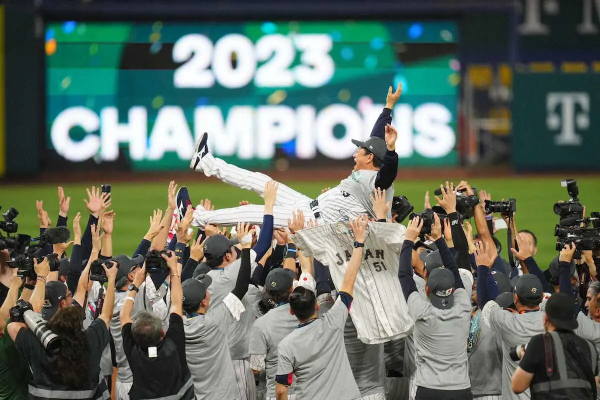 【画像・写真】大谷＆ダル＆ヌートバー＆正尚　世界一決めた直後「誠也」ユニホームと“5人”で記念撮影