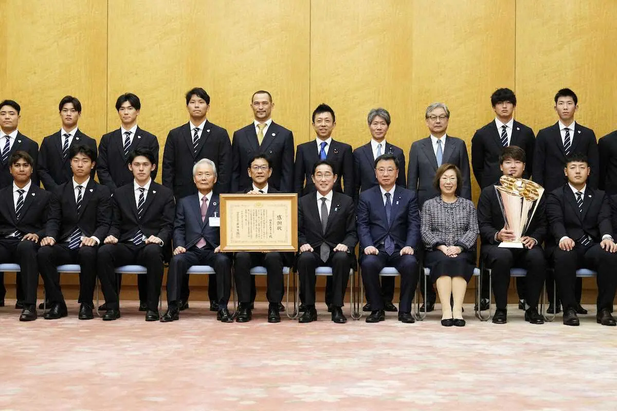 岸田首相（前列中央）らと面会し、記念写真に納まるWBC日本代表の栗山英樹監督（左隣）ら