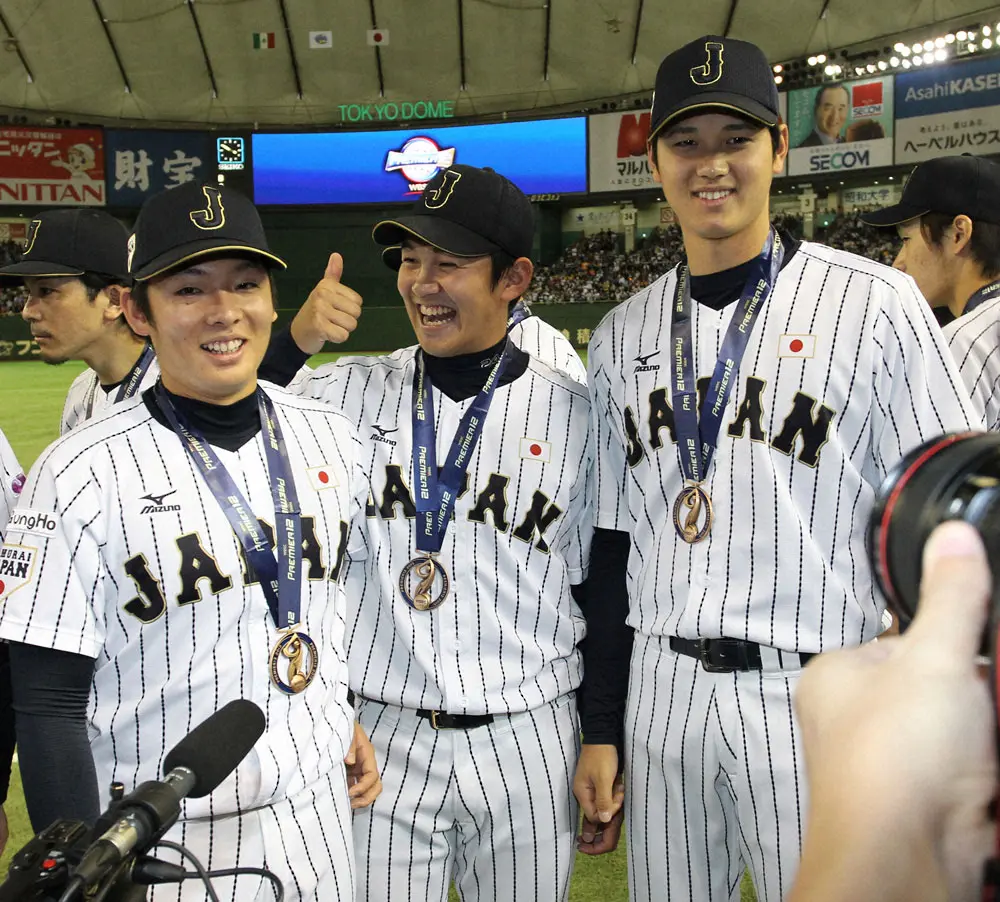 15年、プレミア12で銅メダルを胸に笑顔を見せる（左から）松井裕、山崎康、大谷