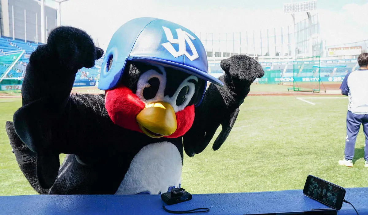 【画像・写真】つば九郎　東京五輪に続いて選手から“塩対応”　金メダル見せてLINEに突然返信途絶える