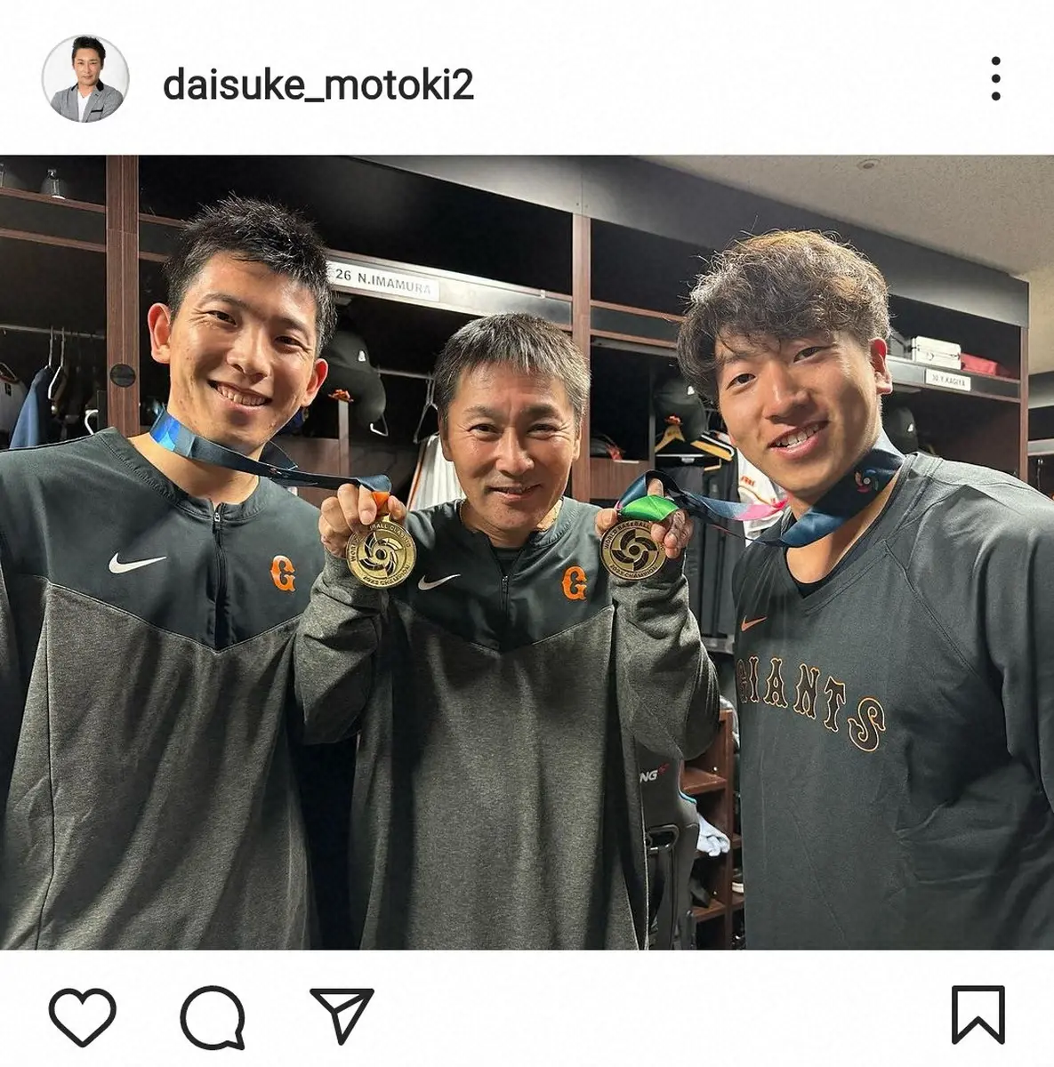 【画像・写真】巨人元木コーチ　岡本和、大城から金メダルかけられ幸せ3ショット　貴重な金メダル写真も公開