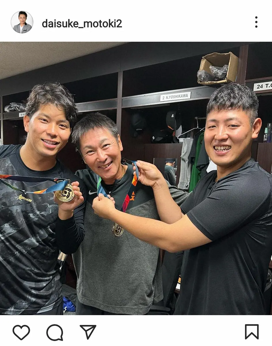 岡本和に金メダルをかけてもらい笑顔の元木コーチ。大城も笑顔（元木大介コーチインスタグラム@daisuke_motoki2）から