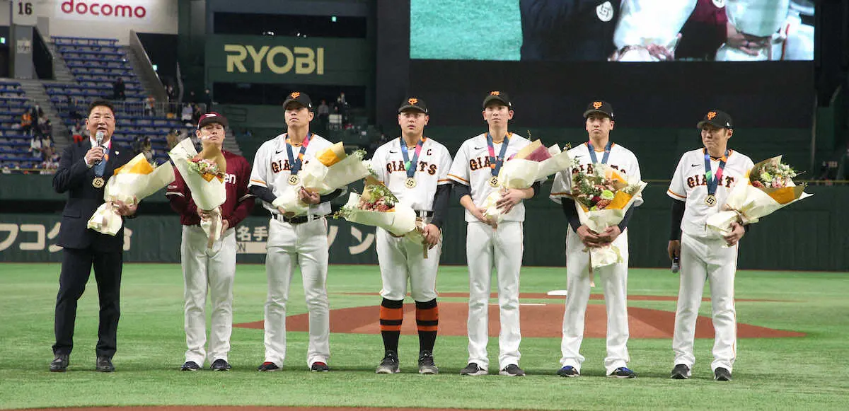 【画像・写真】巨人―楽天戦前に侍戦士に花束贈呈式　岡本和「ご声援ありがとうございました」