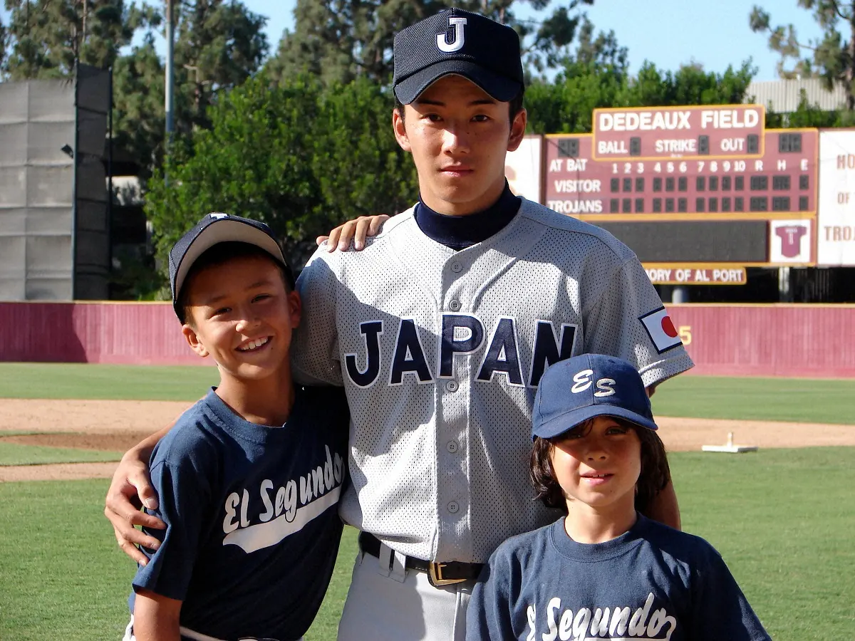2006年、高校日本代表の早実・斎藤（中）と肩を組む少年時代のヌートバー（左）（母・久美子さん提供）