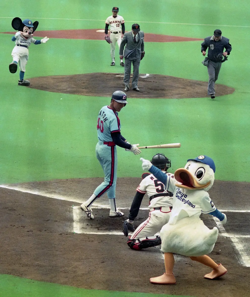 【画像・写真】1990年の　「千葉マリンスタジアム」こけら落とし始球式には浦安の東京ディズニーランドからミッキーとドナルドが応援に