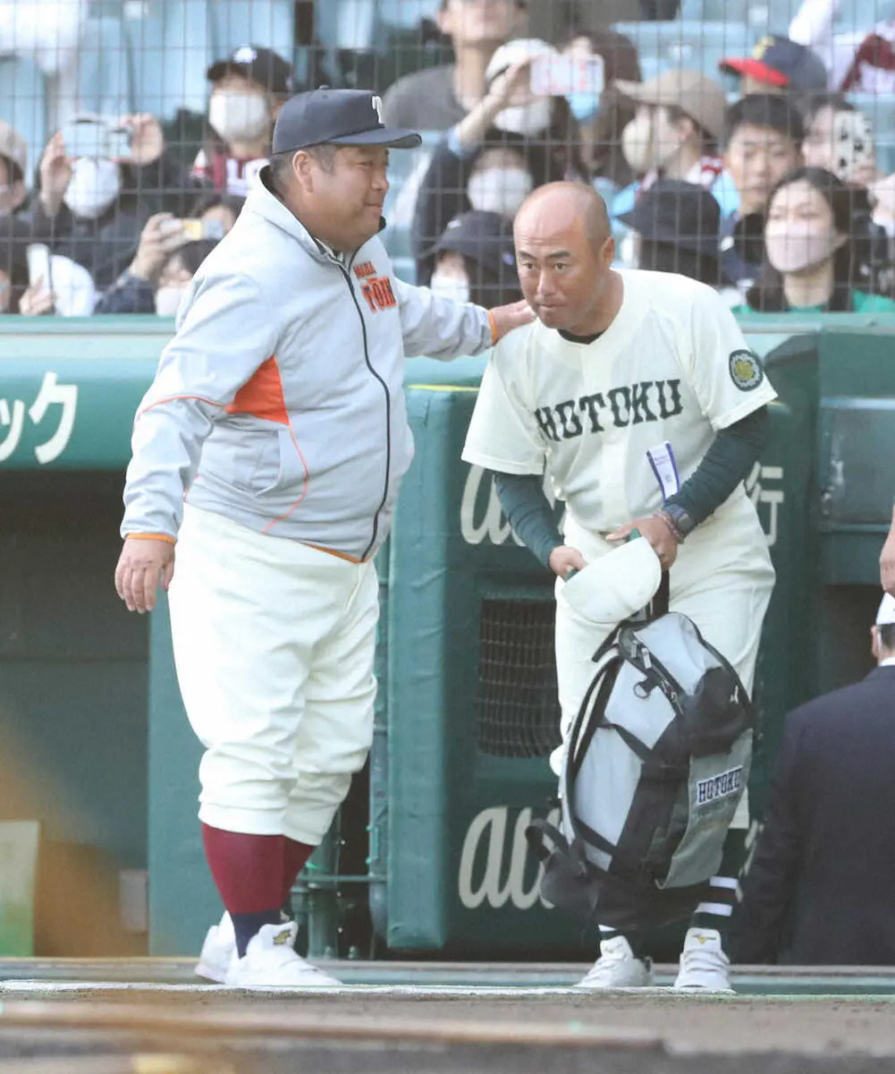 【画像・写真】【センバツ】大阪桐蔭・西谷監督は試合後、母校・報徳学園の大角監督を称える　勝利記録は夏以降に持ち越し