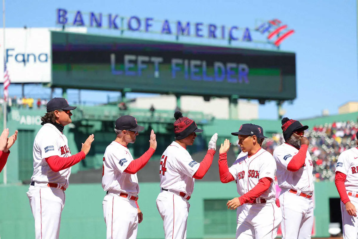 【画像・写真】＜レッドソックス・オリオールズ＞試合前、セレモニーでナインに迎えられる吉田（右から2人目）（撮影・光山　貴大）