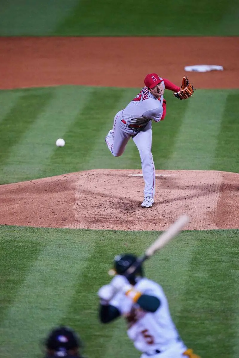 【画像・写真】危ない！！大谷翔平、折れたバットを華麗なジャンプで回避　ピンチも切り抜けてシャウト！！