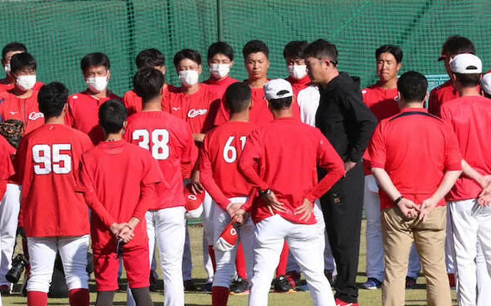 【画像・写真】秋季キャンプに合流し円陣で話す新井監督（撮影・奥　調）