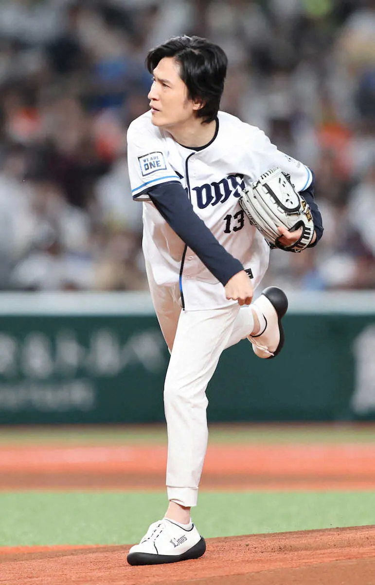 【画像・写真】西武開幕戦で熱狂的レオ党のピアニスト清塚信也氏が始球式「プロ野球の雰囲気で最高でした」