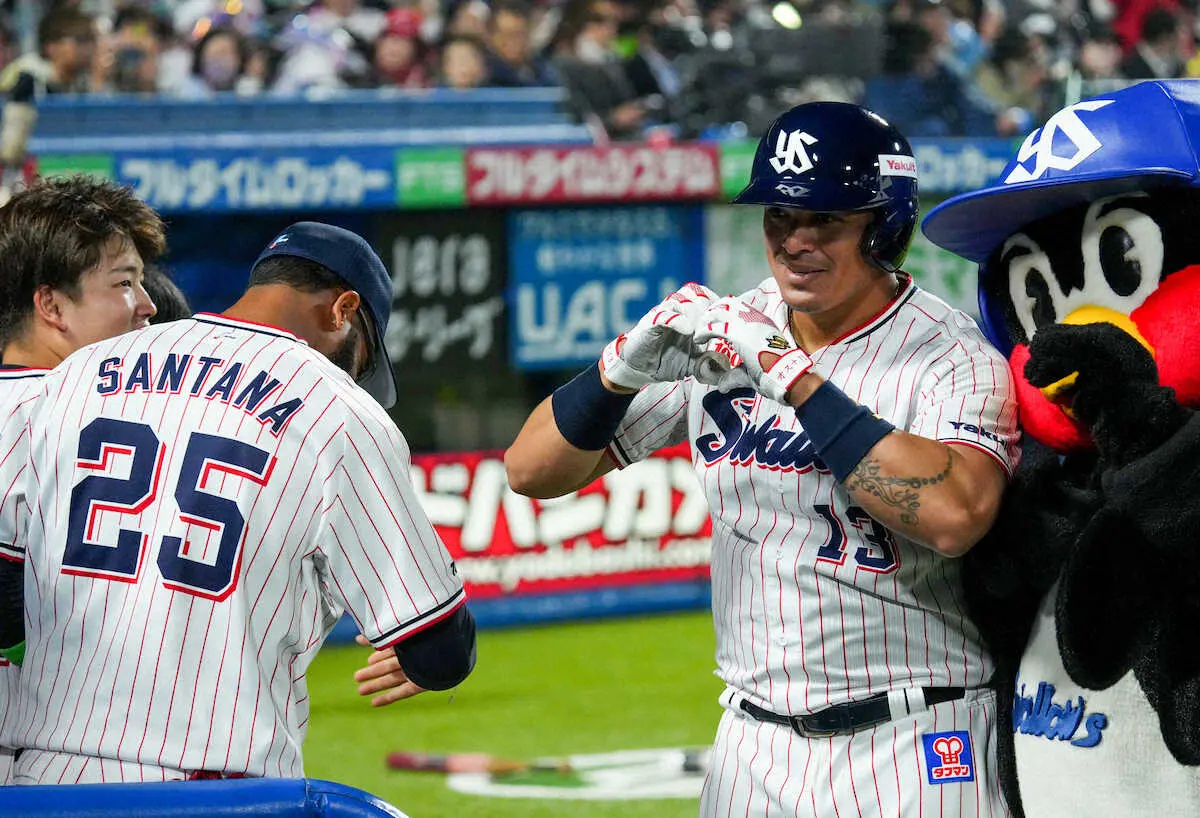 【画像・写真】ヤクルト・オスナ　今季1号ソロで3点差に広げた　弾丸ライナーのバックスクリーン弾