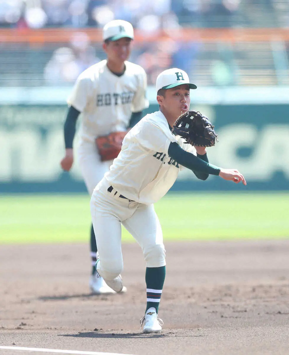 【画像・写真】報徳学園・田村君　聖地で親孝行　準優勝メダルをかけた姿に…母「感動です」歓喜の涙