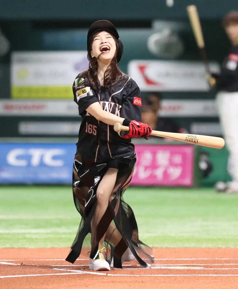 【画像・写真】ソフトB―ロッテ戦前に森口博子がセレモニアルピッチ登場　開閉式スカートのヒロコがヒロシを盛り立てる