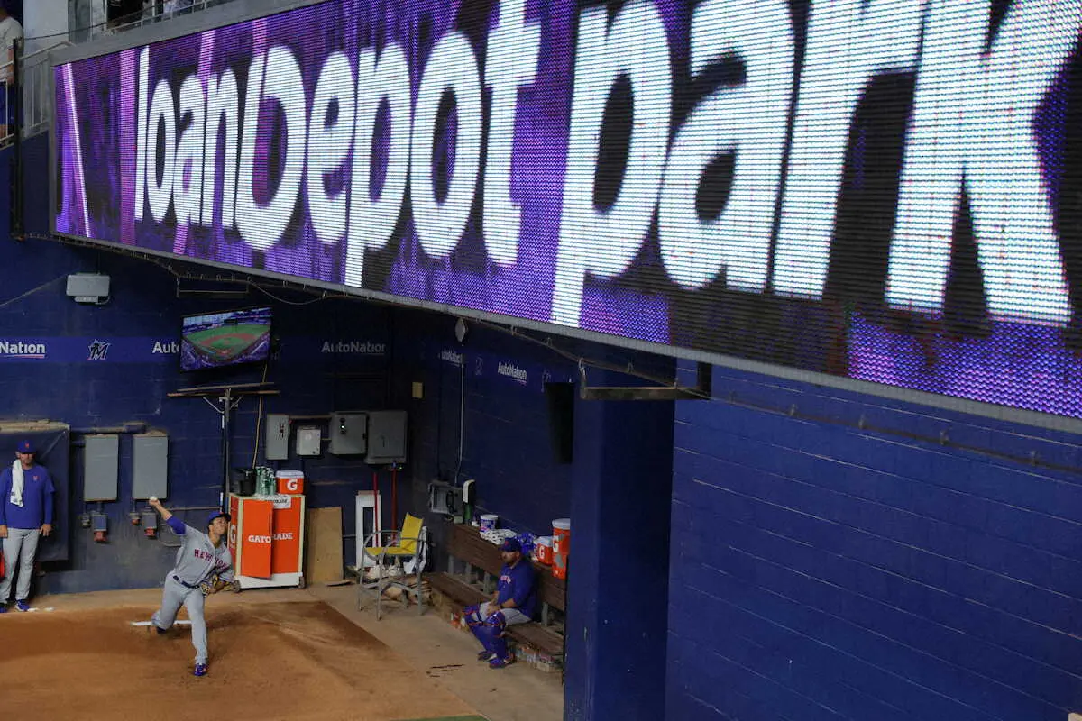 【画像・写真】＜マーリンズ・メッツ＞試合前、ブルペンで調整する千賀（撮影・光山　貴大）