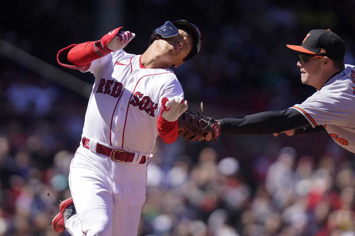 【画像・写真】＜レッドソックス・オリオールズ＞第1打席で一ゴロとなり、一塁手のタッチをかわそうとする吉田（AP）