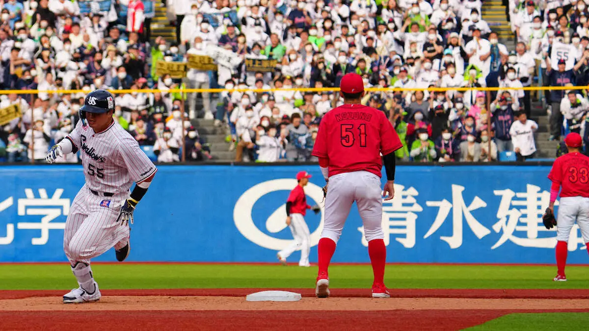 【画像・写真】ヤクルト・村上が“ランニングV弾”　確信歩きも風に押し戻されダッシュ…記録は二塁打と右翼失策