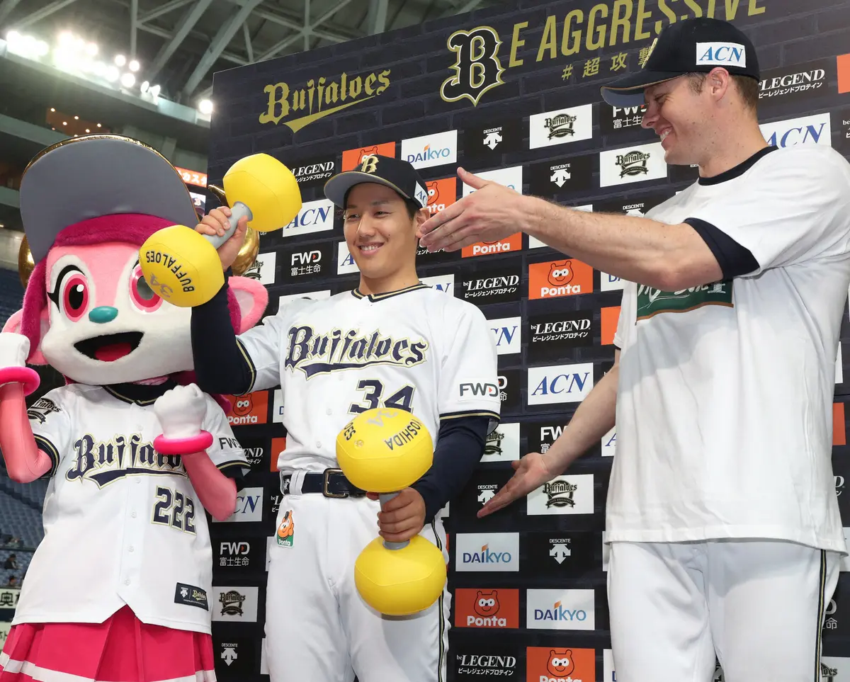 【画像・写真】レッドソックス・吉田のメジャー初本塁打“オリ流祝福”に「ダンベルもボストンデビューか」「嬉しい」