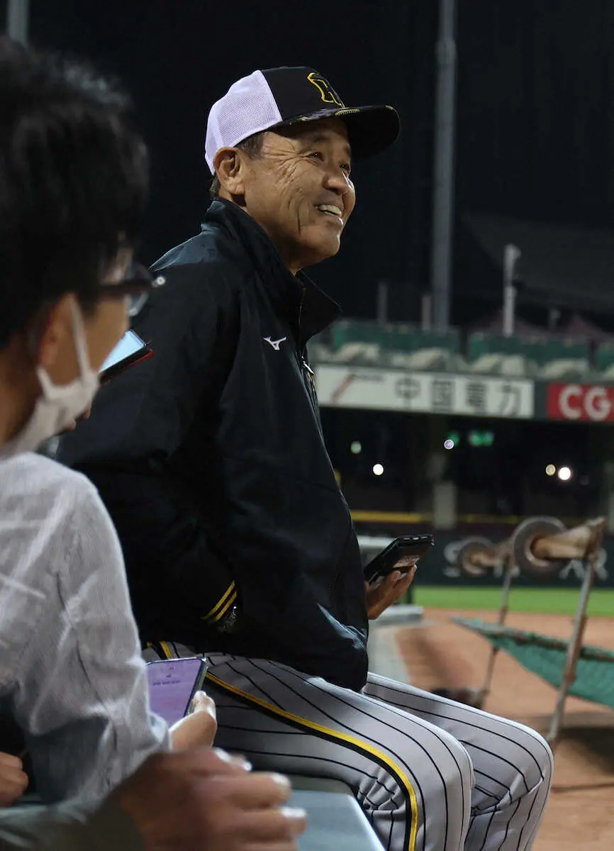 【画像・写真】阪神・岡田監督　リベンジロードや　昨季負け越した相手の広島討つ　開幕3連勝も油断なしナイター練習