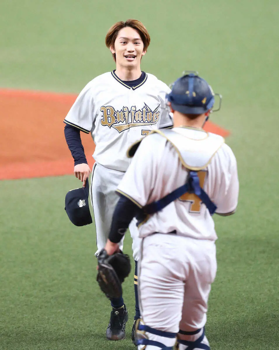 【画像・写真】熱烈オリ党　なにわ男子・藤原丈一郎が始球式　ワンバウンド投球「自己採点は72.8点」