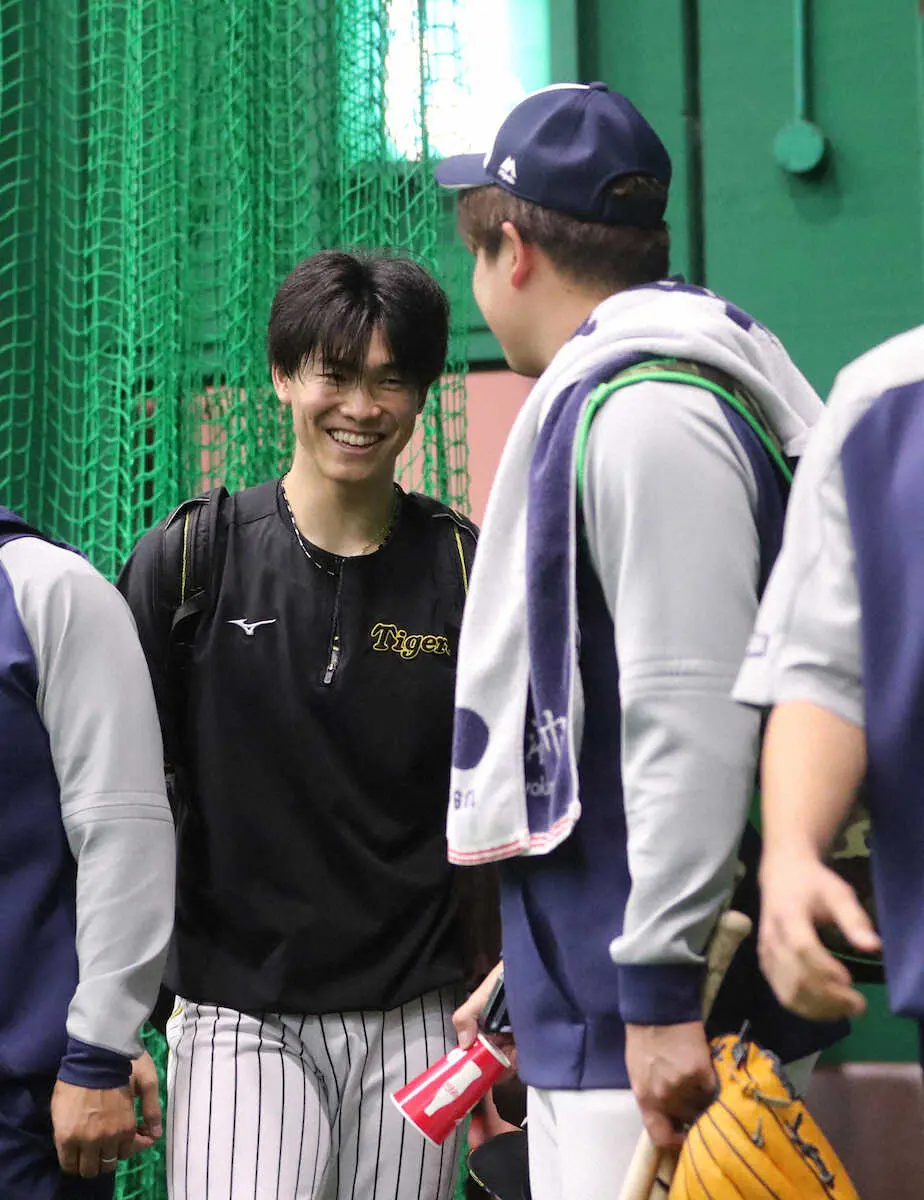 【画像・写真】阪神・湯浅　ヤクルト村上らWBC組と再会しグータッチ　恩師・伊藤智仁投手コーチからも愛あるエール