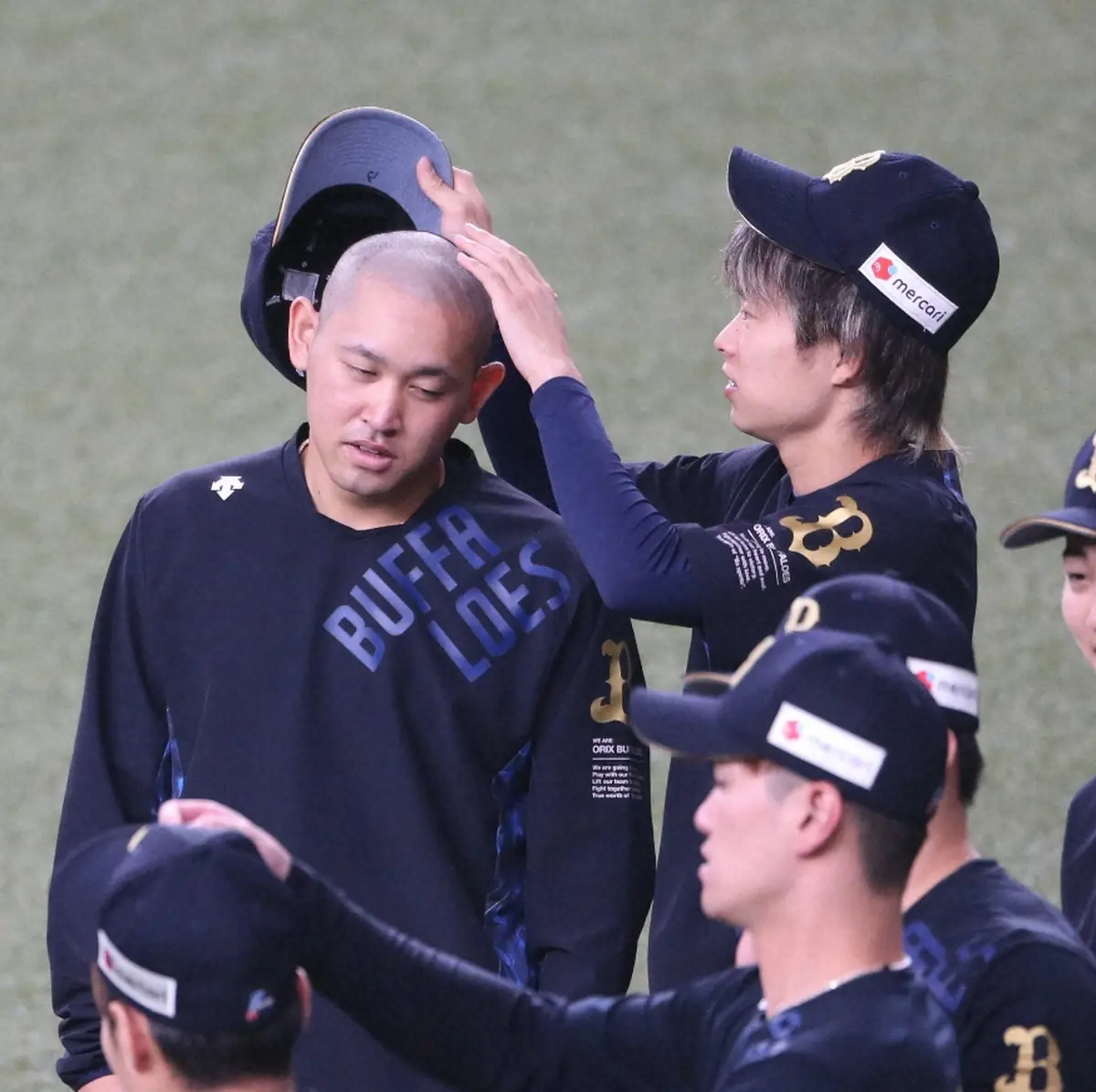 【画像・写真】負けたら、また「坊主」?　ノーノー途切れたのは頓宮のせい?　オリのお立ち台で宮城と頓宮が“言い合い”