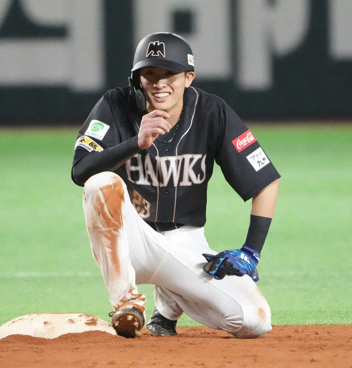 【画像・写真】ソフトB・周東がメンチ入りメンバーに　ベンチ入り前に都城メンチPR大使を託されタスキをテークアウト